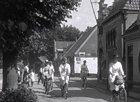 HVB FO 00004 Fietsende dames in de Raadhuisstraat, Bergen, augustus 1919 (2)