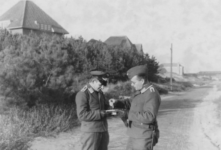 HVB FO 00243  Luftwaffe-militairen in Bergen aan Zee