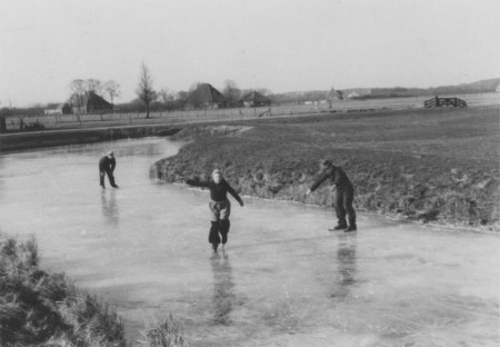 HVB FO 00261  Schaatsers op haventje van Bergen