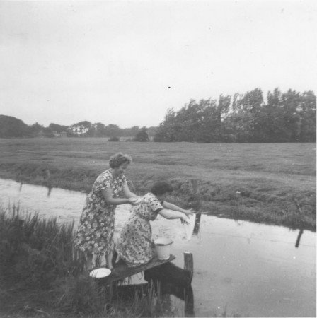 HVB FO 00263  Kleding wassen in de Roosloot