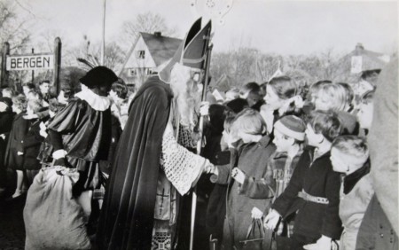 HVB FO 00276  Sinterklaas op station Bergen