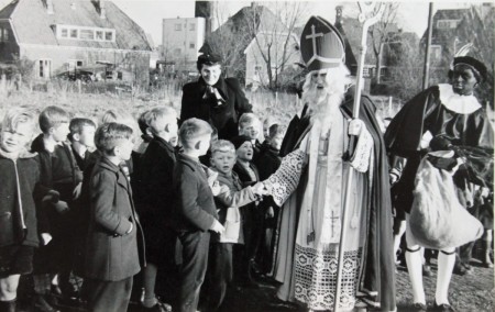 HVB FO 00277  Sinterklaas op station Bergen