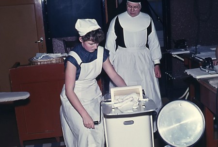 HVB FO 00308  Mangelen van de was bij Augustinus Huishoudschool