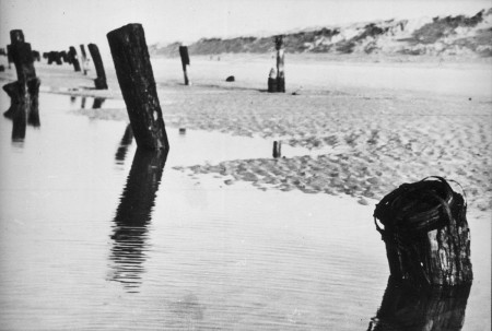 HVB FO 00345  Versperringspalen op het strand