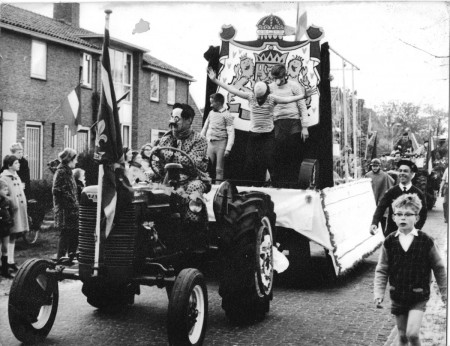 HVB FO 00467  Padvinders bij optocht bevrijdingsdag 1960