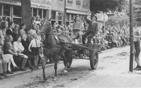 HVB FO 00494   Ringsteken op Koninginnedag 1947