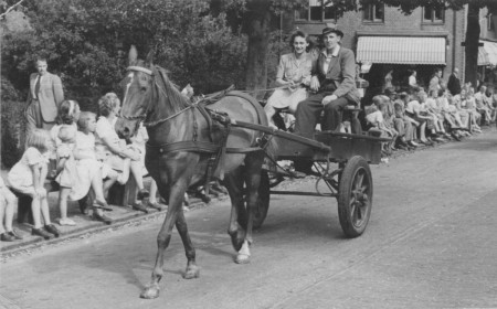 HVB FO 00495  Ringsteken op Koninginnedag 1947