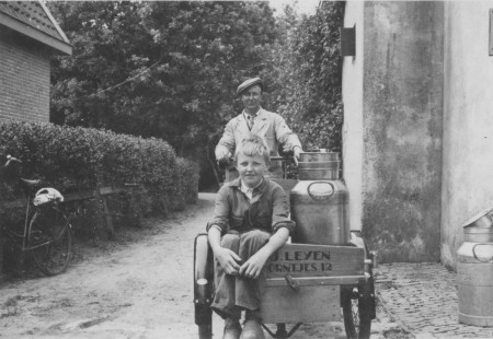 HVB FO 00497  Melkboer Henk Leijen en zoon Joop