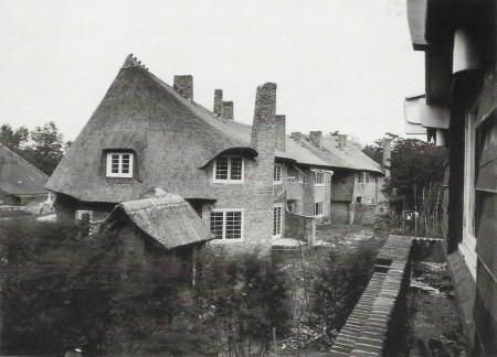 HVB FO 00544  Drie-onder-één-kap-woningen aan de Meerweg in 1920