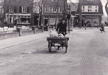 HVB FO 00583 Postbode Eddy Hopman in de Stationsstraat