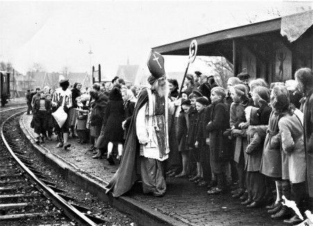 HVB FO 00742    Sinterklaas op station Bergen, 4 december 1948