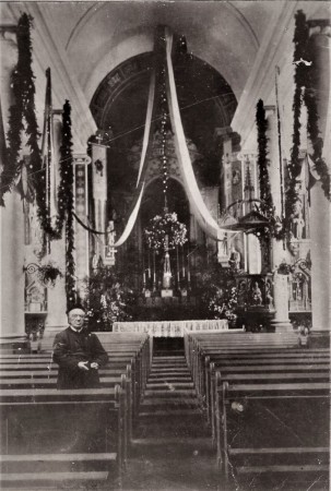 HVB FO 00765  Pastoor Koevoets bij zijn 25-jarig ambtsjubileum in de feestelijk versierde Petrus en Paulus-kerk, 3 juli 1899