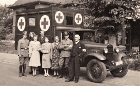 HVB FO 00787  Rode Kruis-vrijwilligers voor hun oude ambulance, 1945