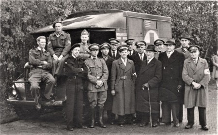HVB FO 00788  Rode-Kruis-vrijwilligers voor hun nieuwe ambulance, 1947