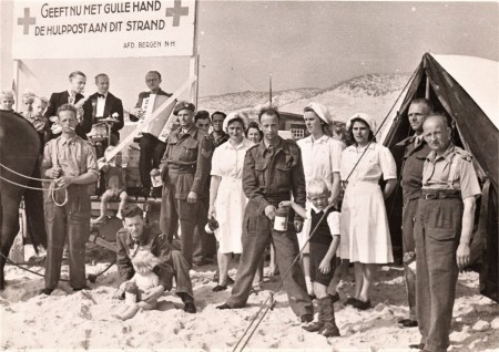 HVB FO 00789  Strandpost van het Rode Kruis, juli 1947