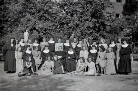 HVB FO 00800  Groep met twaalf zusters Ursulinen en jonge vrouwen