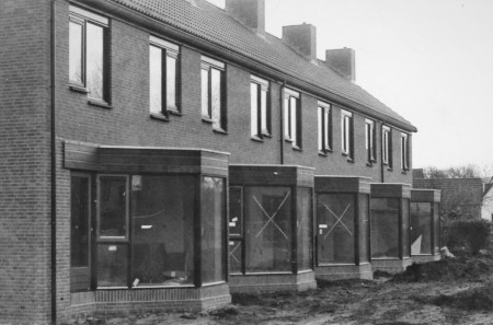 HVB FO 00816  Woningen aan de Dirk Klompweg in aanbouw (tuinzijde)