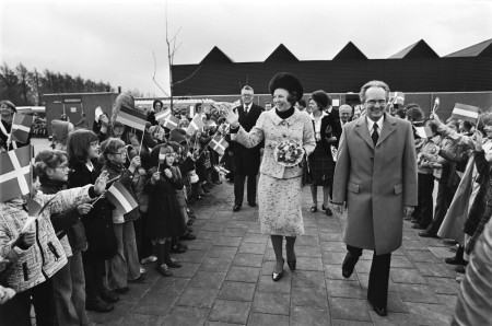 HVB FO 00846  Prinses Beatrix opent nieuw gebouw Europese School, 1978