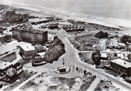 HVB FO 00904  Luchtfoto centrum  van Bergen aan Zee, ca 1970