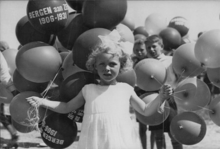HVB FO 00912  Meisje met ballonnen bij viering 25 jaar Bergen aan Zee
