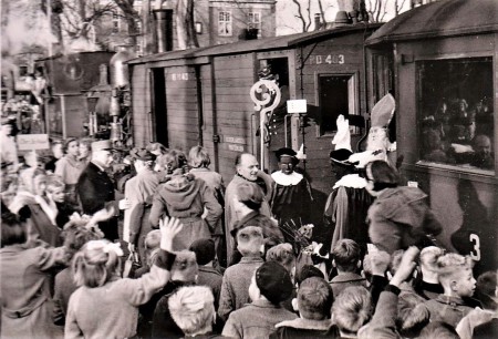 HVB FO 00922   Sinterklaas (Koos Schekkerman sr) komt aan met Bello, 1 december 1951