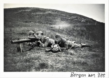 HVB FO 01031  Drie Wehrmachtsoldaten met een mitrailleur