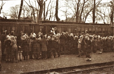 HVB FO 01056  Sinterklaas stapt uit de trein op station Bergen
