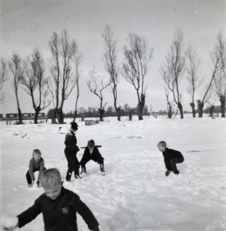 HVB FO 01098  Spelende kinderen bij Filarskiweg, jaren 50