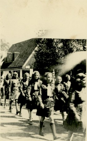 HVB FO 00124  RK padvindsters tijdens het bevrijdingsfeest, 1946