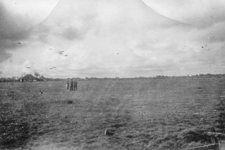 HVB FO 00351Voedseldropping bij vliegveld Bergen