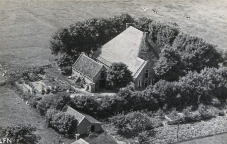 HVB FO 00357  Luchtfoto boerderij Baakmeerdijk 2