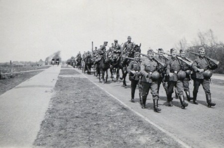 HVB FO 00358  Marcherende Duitse troepen op de Bergerweg 1940