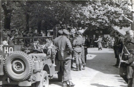 HVB FO 00359  Canadese militairen bij de Ruïnekerk 1945