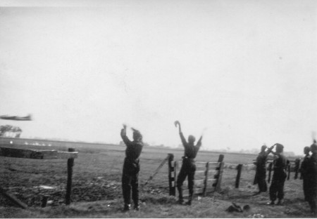 HVB FO 00360  Voedseldropping bij vliegveld Bergen 1945